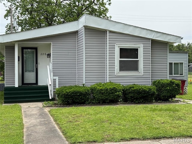 226 Dixie St, Sikeston, MO 63801 - view of front of house featuring a front yard