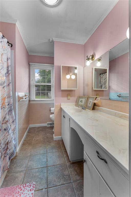 102 E Charlotte, Lilbourn, MO 63862 - full bath with crown molding, toilet, baseboards, and vanity