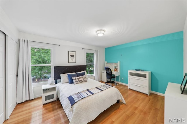 200 Hibler Oaks Dr, Creve Coeur, MO 63141 - bedroom featuring light wood finished floors and baseboards