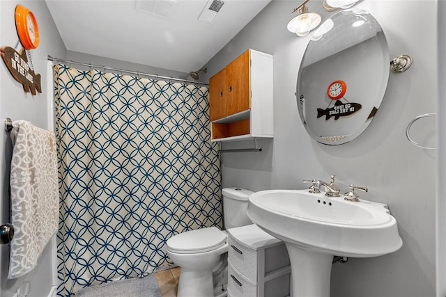 12930 Mohawk Dr, De Soto, MO 63020 - full bath featuring toilet, a shower with shower curtain, and tile patterned flooring