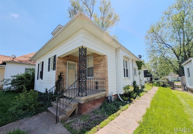 820 Lebanon Ave, Belleville, IL 62221 - view of front of property featuring a front yard and a porch