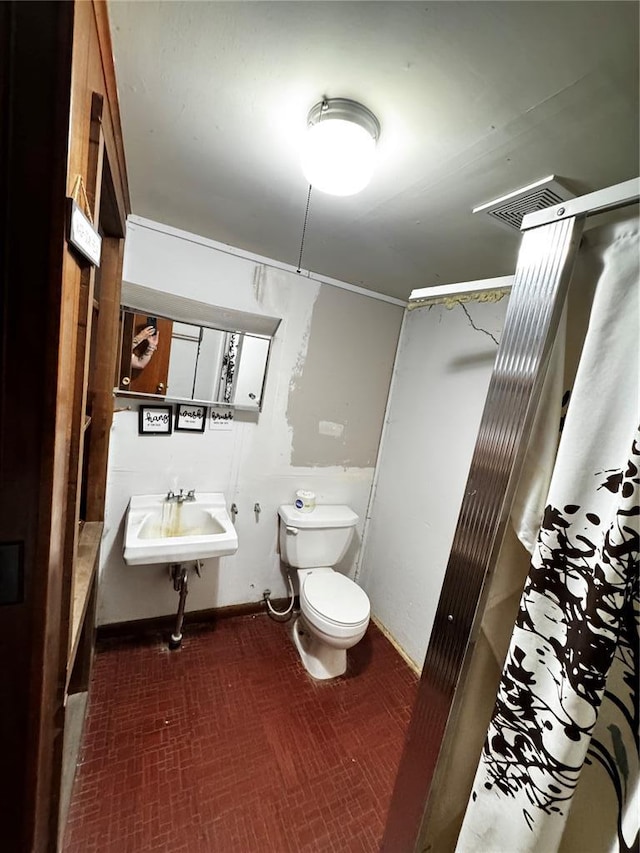 308 N Ellen St, Dixon, MO 65459 - full bathroom featuring toilet, a sink, and baseboards