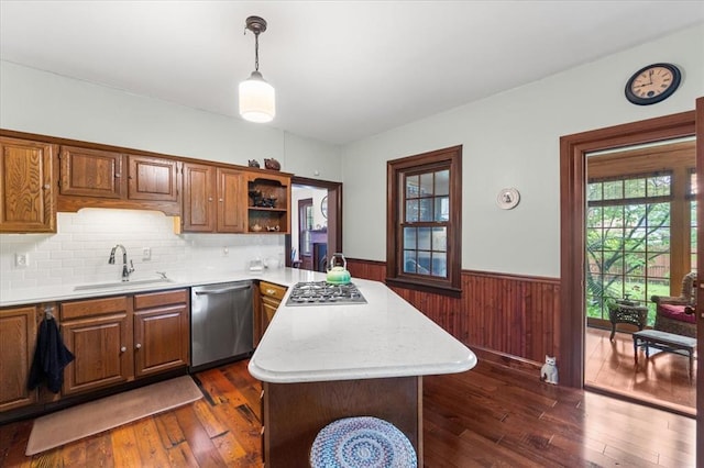 100 W Alton St, Marine, IL 62061 - kitchen featuring a sink, appliances with stainless steel finishes, wainscoting, a peninsula, and light countertops