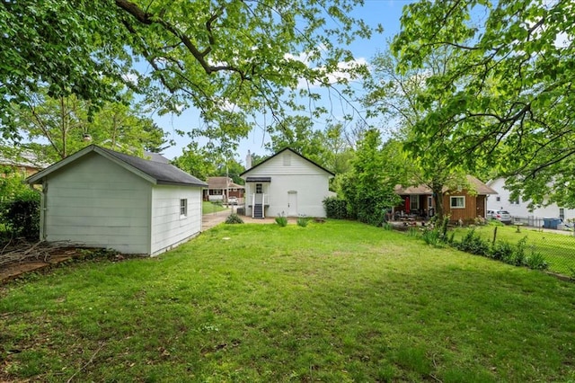 view of yard featuring an outdoor structure