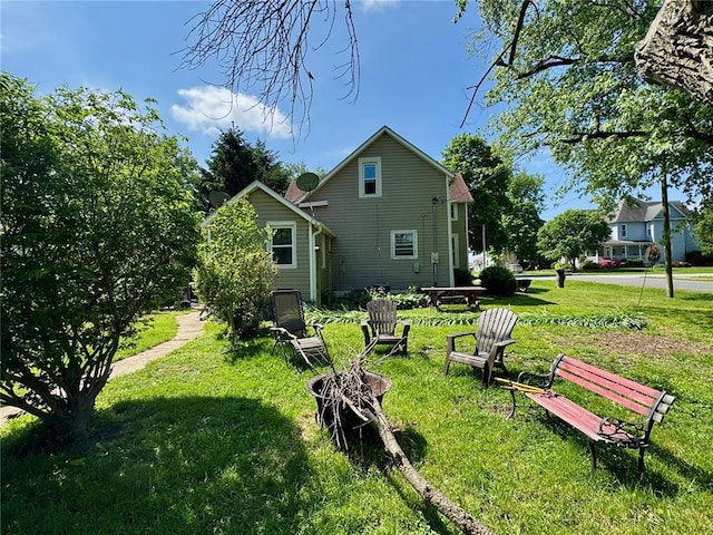 201 E 2nd N St, Mount Olive, IL 62069 - back of property featuring a lawn