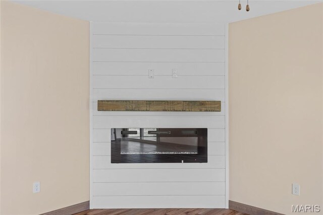 2805 Beth Ann Ct, Pontoon Beach, IL 62040 - detailed view of baseboards and wood finished floors