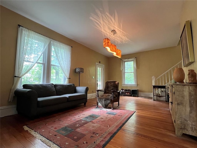 living area with wood-type flooring and baseboards