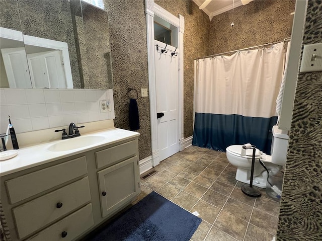 full bathroom featuring toilet, vanity, wallpapered walls, a shower with shower curtain, and baseboards