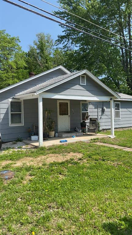 847 W Washington St, St James, MO 65559 - view of front facade with a front lawn and a patio