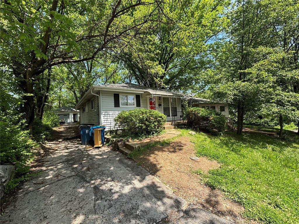 7203 Eunice Ave, Saint Louis, MO 63136 - view of front facade featuring driveway and a porch