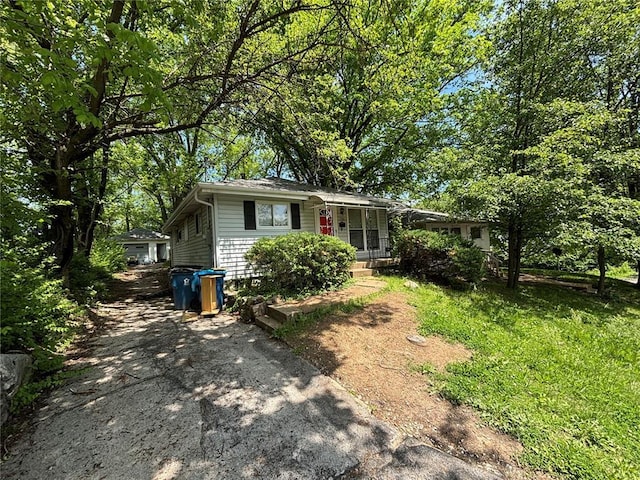 7203 Eunice Ave, Saint Louis, MO 63136 - view of front facade featuring driveway and a porch