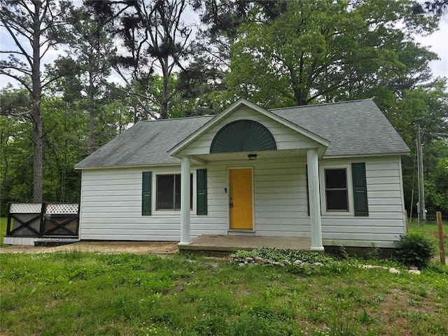 9710 Kocher Rd, Saint Genevieve, MO 63670 - view of front of house with a shingled roof, covered porch, and a front lawn