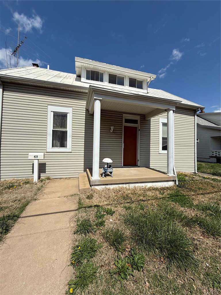 view of front of property featuring covered porch