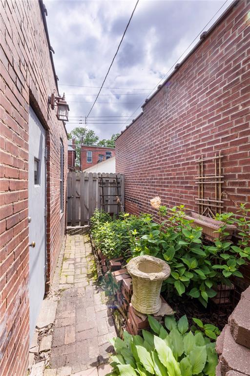 4526 Gibson Ave, Saint Louis, MO 63110 - view of yard featuring fence