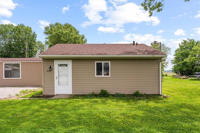 view of front of house with a front lawn