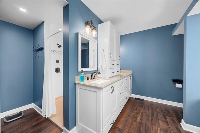 full bath featuring wood finished floors, baseboards, vanity, a shower with shower curtain, and recessed lighting