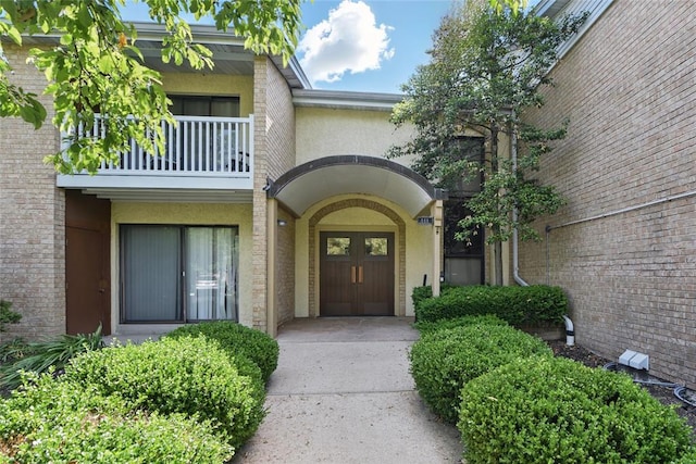444 N Clay Ave Unit 2N, Kirkwood, MO 63122 - entrance to property featuring a balcony and stucco siding