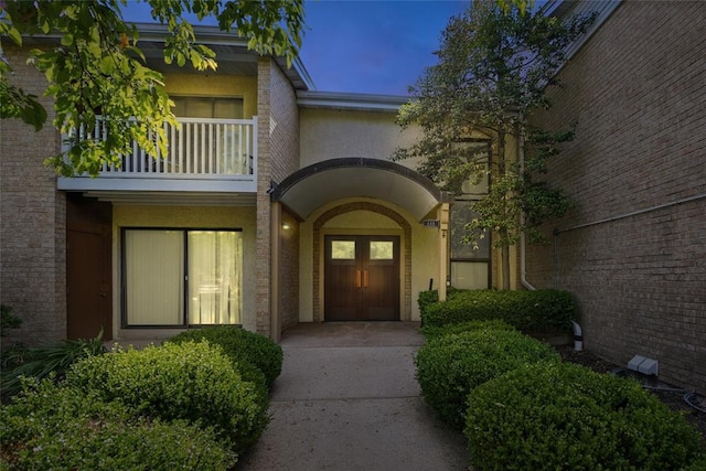 444 N Clay Ave Unit 2N, Kirkwood, MO 63122 - doorway to property featuring a balcony and stucco siding