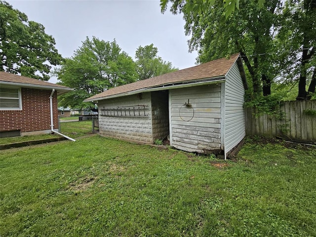 view of outdoor structure featuring an outbuilding
