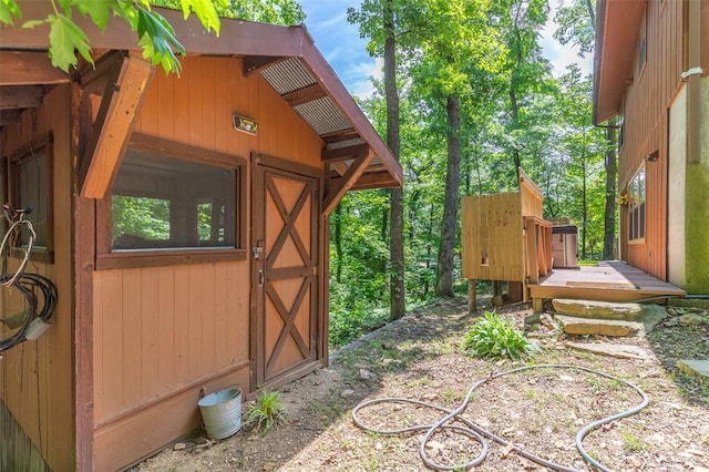 view of yard featuring an outbuilding