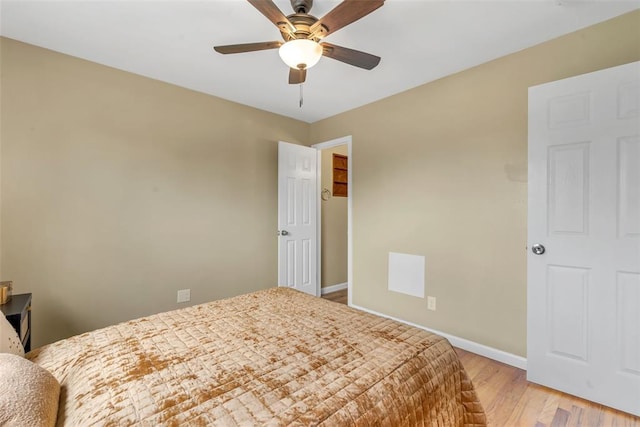 unfurnished bedroom featuring light wood-type flooring, baseboards, and a ceiling fan