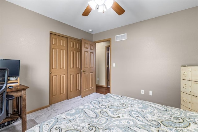 bedroom featuring carpet, a closet, ceiling fan, and baseboards