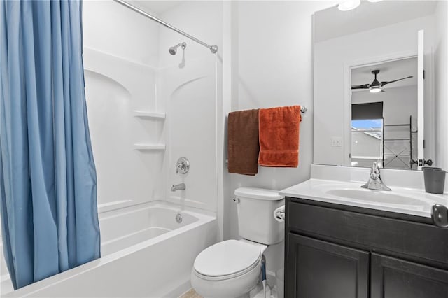 full bath featuring shower / tub combo with curtain, toilet, vanity, and a ceiling fan
