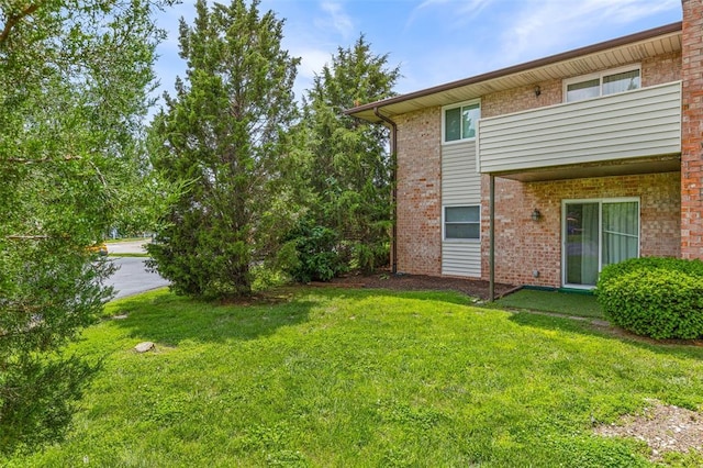 10003 Sakura Dr Unit B, Concord Township, MO 63128 - view of green lawn