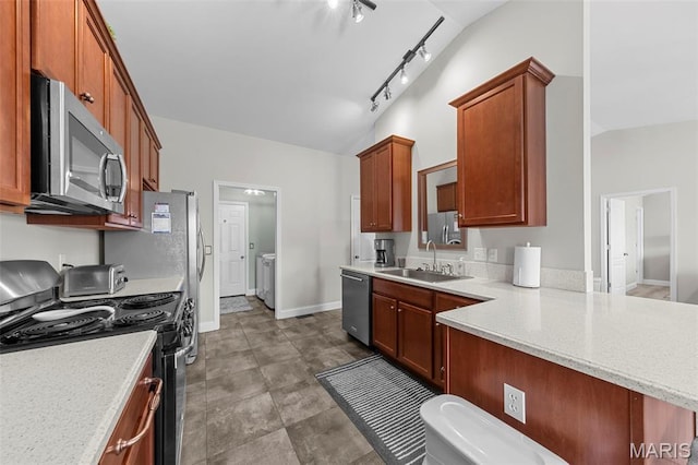 205 Stephanie Lynn Ct, Wentzville, MO 63385 - kitchen with appliances with stainless steel finishes, lofted ceiling, a sink, baseboards, and a peninsula