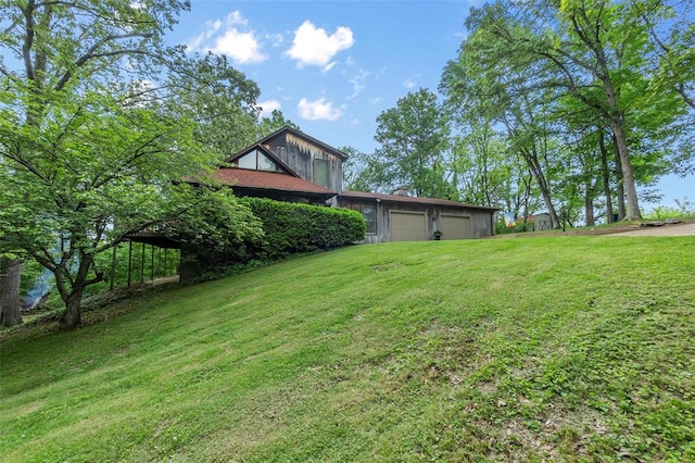 view of grassy yard featuring a garage