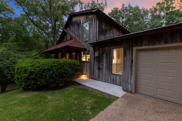 view of front facade featuring a lawn and an attached garage