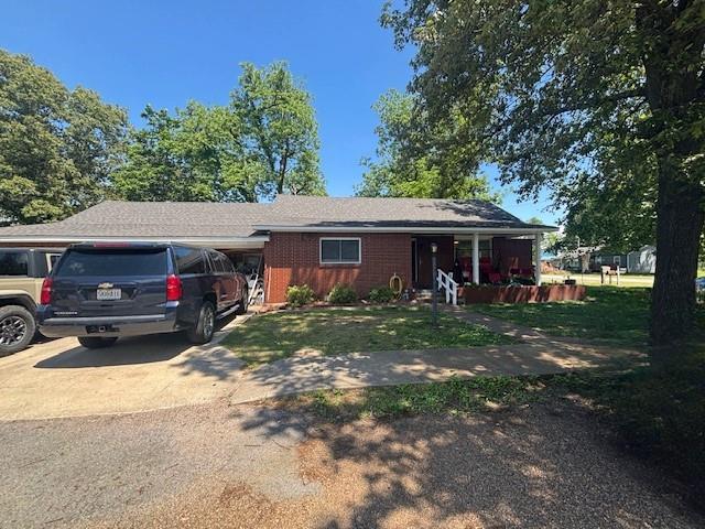 313 W Crumb Ave, Bernie, MO 63822 - single story home with a porch, a front yard, and concrete driveway