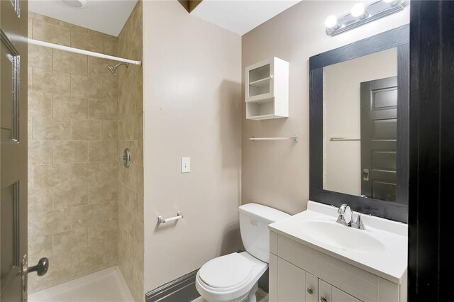 4541 Oakland Ave, Saint Louis, MO 63115 - full bathroom with tiled shower, toilet, and vanity