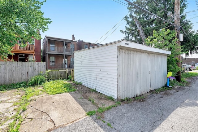 4541 Oakland Ave, Saint Louis, MO 63115 - garage with fence