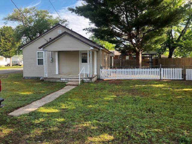423 W Mckinley Ave, Bernie, MO 63822 - bungalow-style home featuring a porch