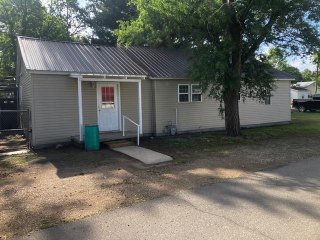 423 W Mckinley Ave, Bernie, MO 63822 - view of front of home featuring metal roof