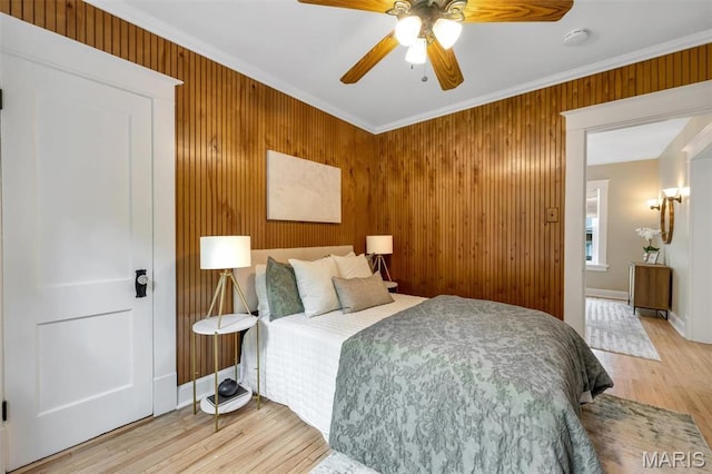 7439 Wellington Ave, University City, MO 63130 - bedroom with light wood-style floors, ornamental molding, and ceiling fan