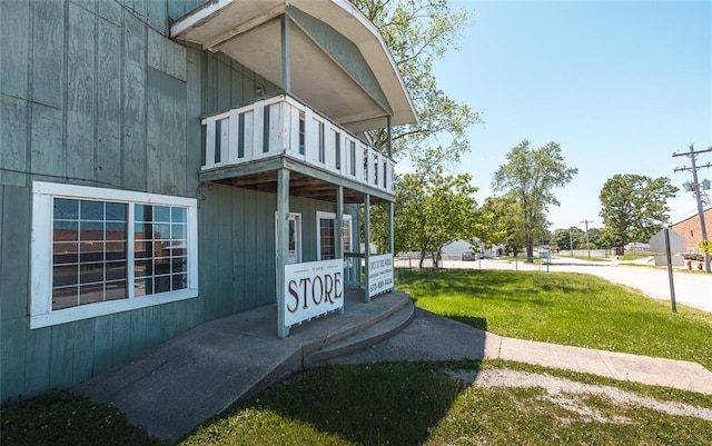 108 College Ave, Licking, MO 65542 - entrance to property featuring a balcony and a yard