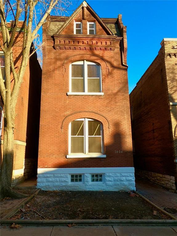 3606 Iowa Ave, Saint Louis, MO 63118 - view of side of home with brick siding