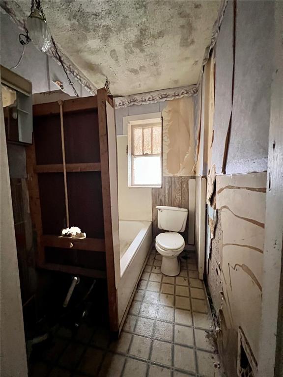 4240 California Ave, Saint Louis, MO 63111 - bathroom featuring toilet and a tub