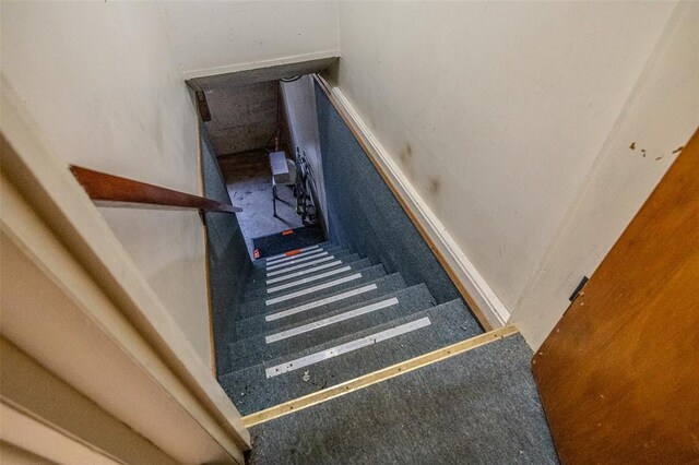 310 Smith Rd, Lebanon, MO 65536 - staircase featuring carpet floors