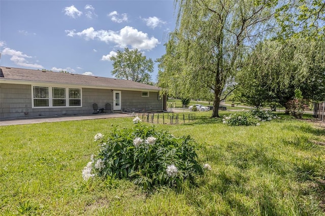 310 Smith Rd, Lebanon, MO 65536 - view of yard featuring a patio