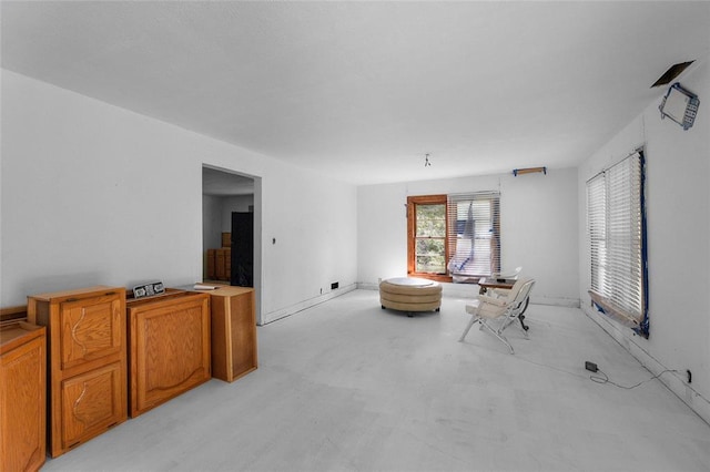 6 Clay St, Park Hills, MO 63601 - sitting room with baseboards