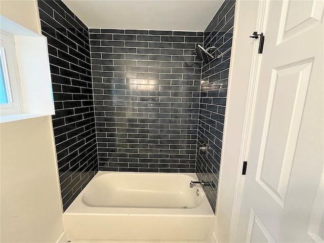 bathroom with bathtub / shower combination