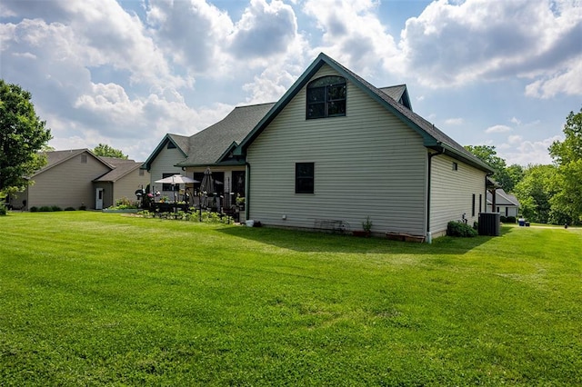 205 Hickman Dr, Bowling Green, MO 63334 - rear view of property with a yard