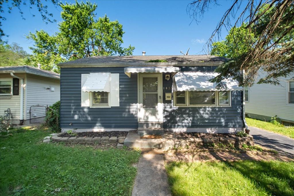 1433 Brock St, Saint Louis, MO 63139 - bungalow-style home featuring entry steps and a front lawn