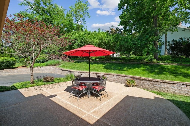 1807 Brookcreek Ln, Kirkwood, MO 63122 - view of patio with outdoor dining space