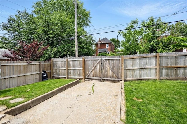 view of yard with a patio