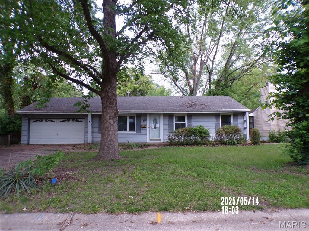 15 Shireford Ln, Ferguson, MO 63135 - single story home featuring an attached garage, driveway, and a front lawn