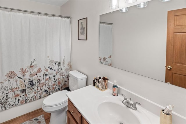 full bathroom featuring toilet, a shower with shower curtain, vanity, and wood finished floors